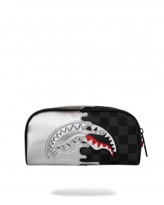 לצפייה במוצר קלמר / תיק איפור Sprayground דגם Split Shark Silver & Black – שילוב כסוף מטאלי ומשבצות שחורות
